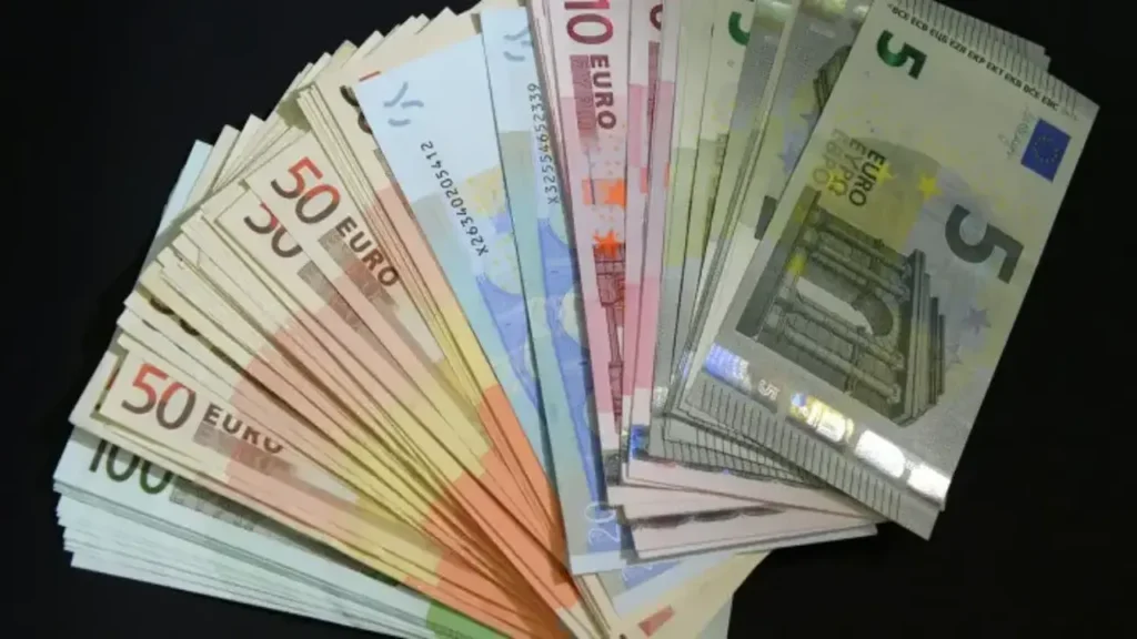 تباين أسعار صرف اليورو في البنوك المصرية خلال تعاملات يوم الإثنين 23 مارس